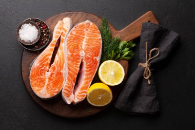 Taze çiğ somon yemeği. Bitki ve baharatlı balık bifteği. Üst görünüm düzlüğü