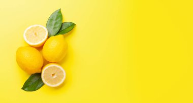 Sarı arka planda taze limon. Üst görünüm düzlüğü kopyalama alanı ile yatıyordu