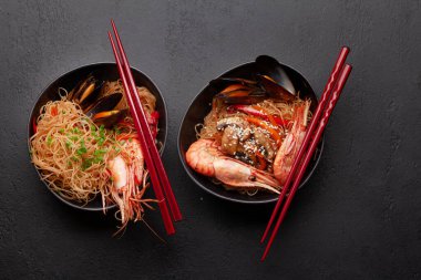 Karışık kızarmış erişte, karides ve sebzeli waok. Üst görünüm düzlüğü