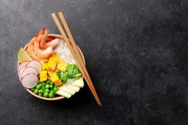 Karides, avokado ve mango dolu bir kase. Geleneksel Hawaii yemeği. Üst görünüm düzlüğü kopyalama alanı ile yatıyordu