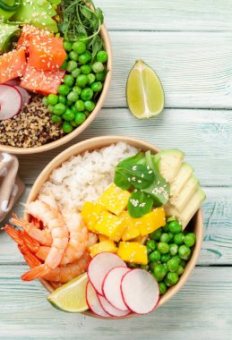 Karides, somon, avokado ve mango dolu kaseler. Geleneksel Hawaii yemeği. Üst görünüm düzlüğü