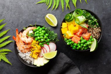 Karides, somon, avokado ve mango dolu kaseler. Geleneksel Hawaii yemeği. Üst görünüm düzlüğü
