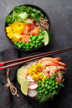 Karides, somon, avokado ve mango dolu kaseler. Geleneksel Hawaii yemeği. Üst görünüm düzlüğü