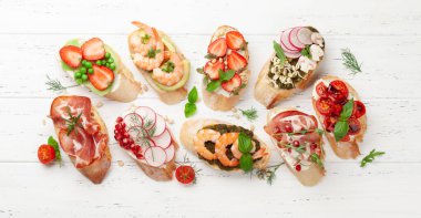 Geleneksel İspanyol tapas setiyle aperatifler. İtalyan antipasti bruschetta aperatifleri. Üst görünüm düzlüğü