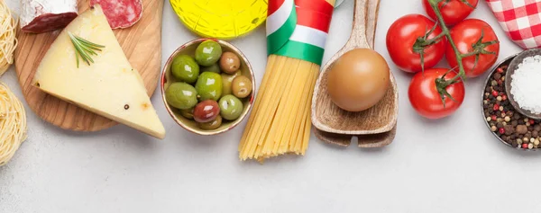Итальянская Кухня Ингредиенты Паста Сыр Салями Оливки Помидоры Квартира Видом — стоковое фото