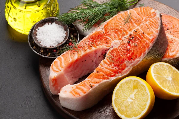 新鲜的生鲑鱼烹调 切板上有香草和调味品的鱼排 — 图库照片