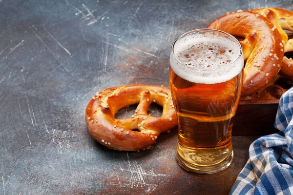 Taza Cerveza Lager Pretzel Casero Recién Horneado Con Sal Marina —  Fotos de Stock