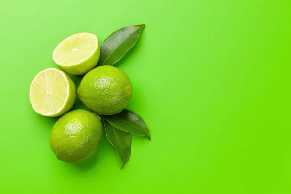 Färsk Mogen Lime Frukt Grön Bakgrund Ovanifrån Platt Låg Med — Stockfoto