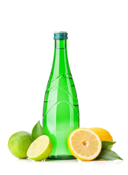新鲜柠檬水玻璃瓶 带有成熟的柑橘类水果 因白人背景而被隔离 — 图库照片