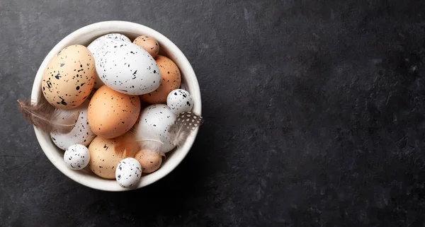 Kip Kwarteleitjes Schaal Stenen Tafel Paaseieren Bovenaanzicht Plat Lag Met — Stockfoto