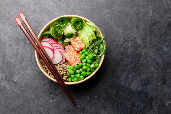 Poke Kom Met Zalm Komkommer Avocado Traditionele Hawaiiaanse Maaltijd Bovenaanzicht — Stockfoto