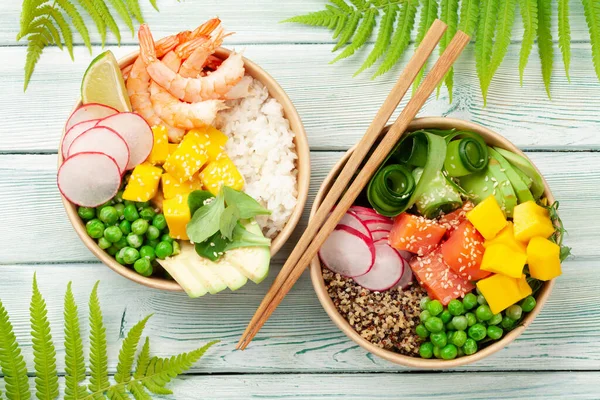 Tigelas Com Camarões Salmão Abacate Manga Refeição Tradicional Havaiana Vista — Fotografia de Stock