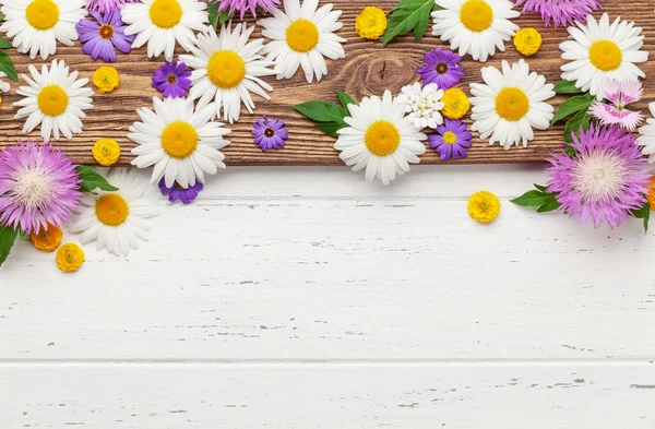 Diverse Kleurrijke Tuinbloemen Houten Achtergrond Wenskaart Template Bovenaanzicht Plat Lag — Stockfoto