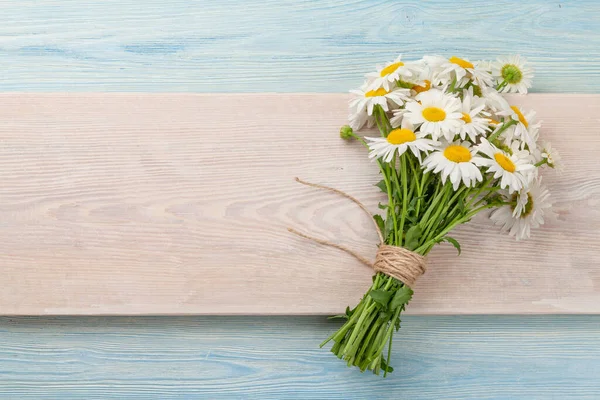 Garden Camomile Flowers Bouquet Blue Wooden Table Top View Flat — Stock Photo, Image