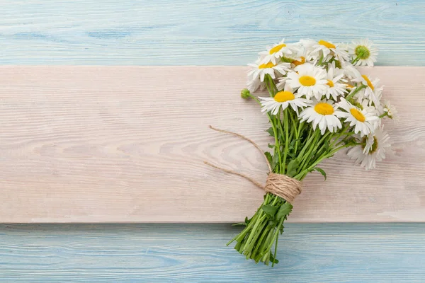 Tuin Kamille Bloemen Boeket Blauwe Houten Tafel Bovenaanzicht Plat Lag — Stockfoto