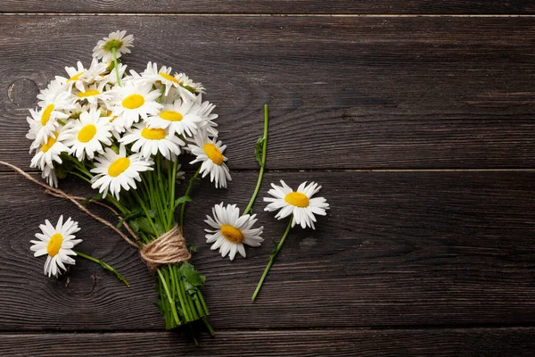 Mazzo Fiori Camomilla Giardino Tavolo Legno Vista Dall Alto Posa — Foto Stock