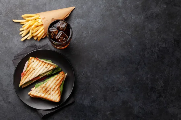 Kulüp Sandviç Patates Cipsi Buzlu Bir Bardak Kola Fast Food — Stok fotoğraf