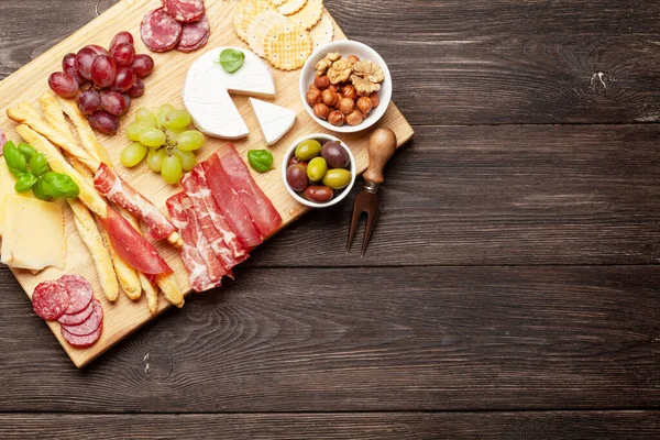 Brânză Carne Struguri Măsline Antipasto Comitetul Selecţie Aperitivelor Privire Sus — Fotografie, imagine de stoc