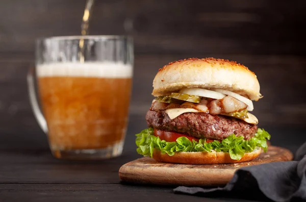 Hambúrguer Caseiro Saboroso Com Carne Grande Queijo Tomate Bacon Alface — Fotografia de Stock