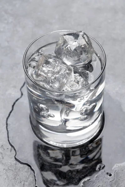 Bicchiere Acqua Con Cubetti Ghiaccio Sul Tavolo Pietra — Foto Stock