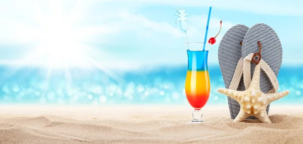 Cocktail Fresco Freddo Sulla Spiaggia Tropicale Con Palme Sabbia Chiara — Foto Stock