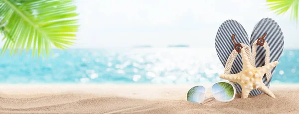 Infradito Stelle Marine Occhiali Sole Sulla Spiaggia Soleggiata Del Mare — Foto Stock