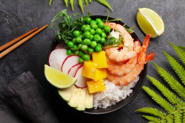 Karides, avokado ve mango dolu bir kase. Geleneksel Hawaii yemeği. Üst görünüm düzlüğü