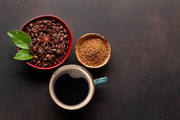 焙煎したコーヒー豆 挽いた粉 ホットエスプレッソコーヒーのカップ コピースペース付きのトップビューフラットレイ — ストック写真