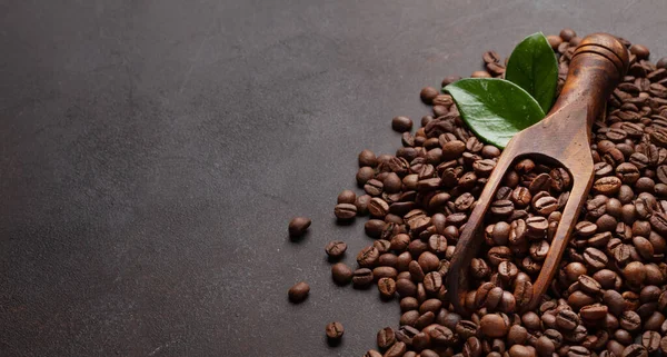 木製のスプーンで焙煎されたコーヒー豆 コピースペース付き — ストック写真