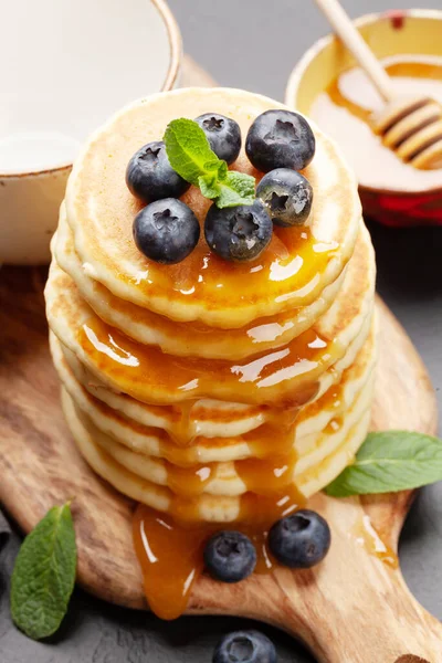 Friska Frukost Med Pannkakor Hemmagjorda Amerikanska Pannkakor Med Bär Och — Stockfoto