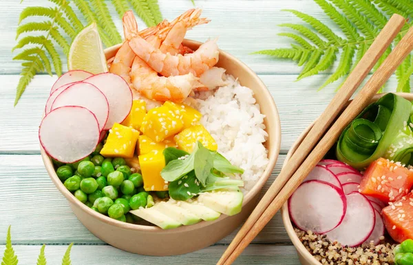 Por Kommen Met Garnalen Zalm Avocado Mango Traditionele Hawaiiaanse Maaltijd — Stockfoto