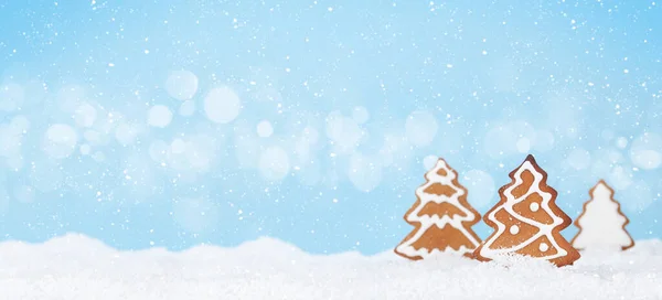 Julkort Med Hembakat Pepparkaksträd Snö Med Kopieringsutrymme För Dina Hälsningar — Stockfoto