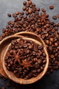 Ahşap kasede kavrulmuş kahve çekirdekleri. Üst görünüm düzlüğü