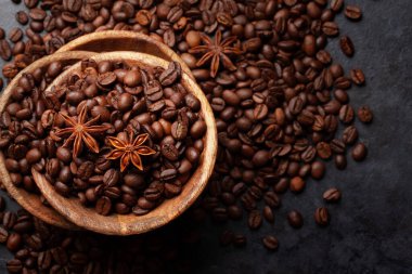 Ahşap kasede kavrulmuş kahve çekirdekleri. Üst görünüm düzlüğü