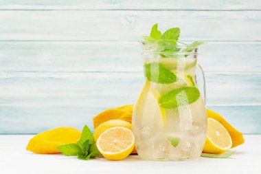 Limonlu ve naneli taze ev yapımı limonata. Kopyalama alanı ile