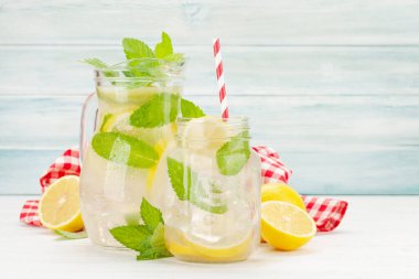 Limonlu ve naneli taze ev yapımı limonata. Kopyalama alanı ile