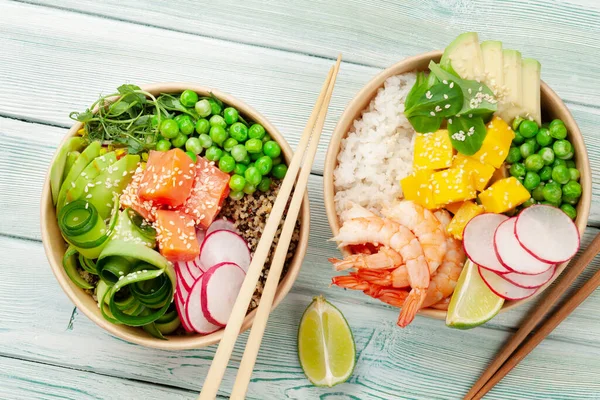 Tigelas Com Camarões Salmão Abacate Manga Refeição Tradicional Havaiana Vista — Fotografia de Stock