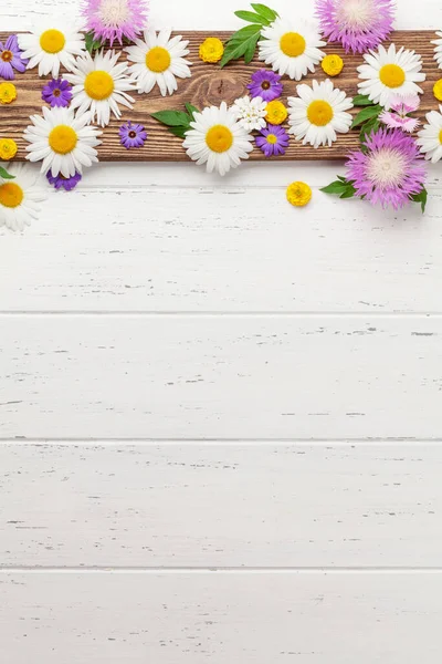 Diverse Kleurrijke Tuinbloemen Houten Achtergrond Wenskaart Template Bovenaanzicht Plat Lag — Stockfoto