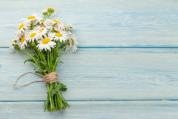 Garden Camomile Flowers Bouquet Blue Wooden Table Top View Flat — Stock Photo, Image