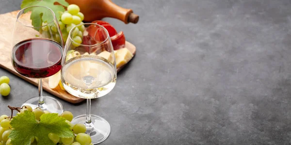 Witte Rode Wijnglazen Druiven Voorgerecht Bord Met Kaas Prosciutto Met — Stockfoto