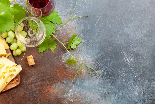 Witte Rode Wijnglazen Druiven Voorgerecht Bord Met Kaas Met Kopieerruimte — Stockfoto