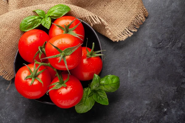 Fresh Garden Tomatoes Basil Leaves Top View Flat Lay Copy — Stock Photo, Image