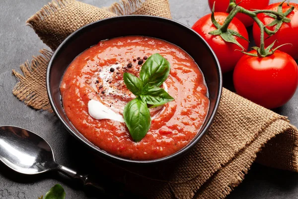 Ev yapımı soğuk gazpacho çorbası ve taze domates.