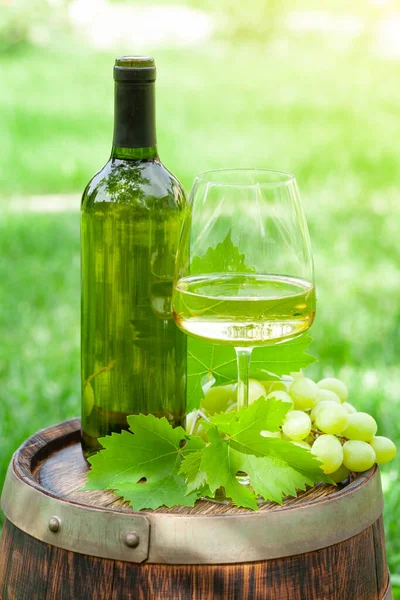 Garrafa Vinho Branco Vidro Uva Barril Vinho Velho — Fotografia de Stock