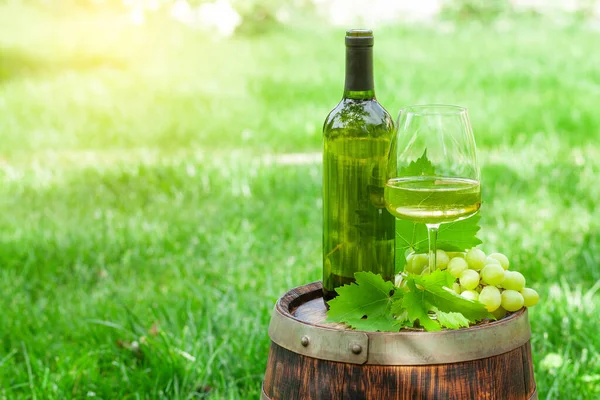 Wine Bottle Glass White Wine Grape Old Barrel Copy Space — Stock Photo, Image