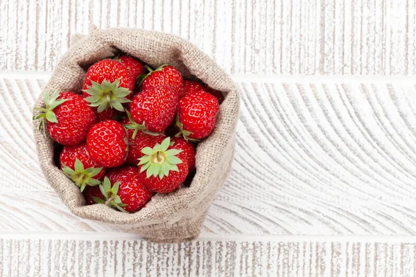 Erdbeere Klettenbeutel Reife Gartenbeeren Auf Dem Holztisch Mit Kopierraum — Stockfoto