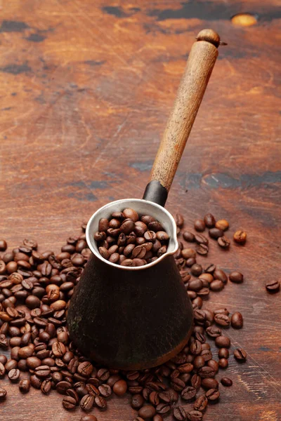 Grãos Café Torrados Jezve Turco Mesa Madeira — Fotografia de Stock