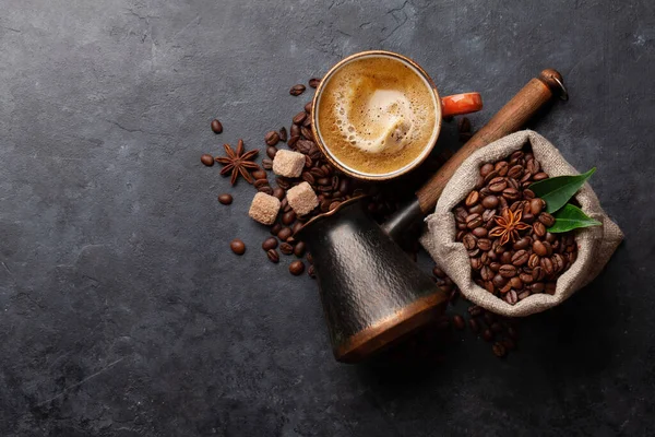 Geröstete Kaffeebohnen Türkischer Jezve Espresso Kaffeetasse Und Braunem Zucker Draufsicht — Stockfoto
