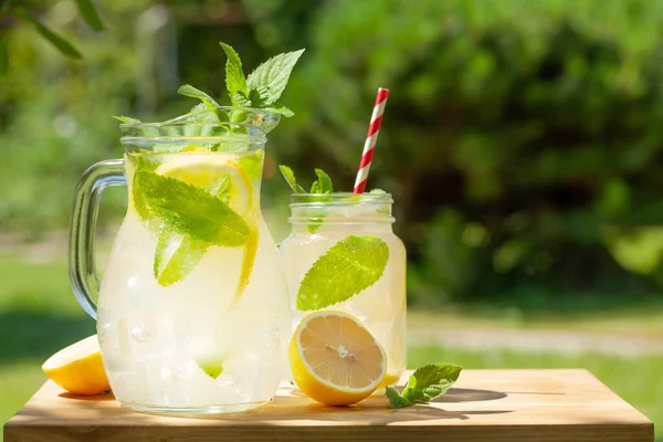 Frische Hausgemachte Limonade Mit Zitrone Und Minze Gartentisch Freien Sonnigen — Stockfoto