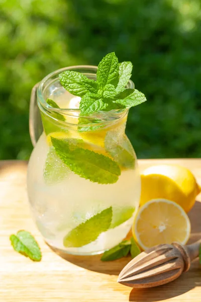 Frische Hausgemachte Limonade Mit Zitrone Und Minze Gartentisch Freien Sonnigen — Stockfoto